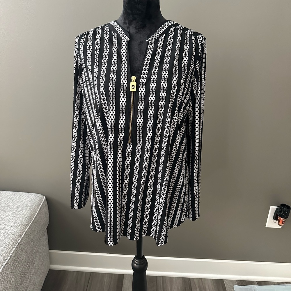 Michael Kors Black and White Geometric Blouse with gold zipper

#1